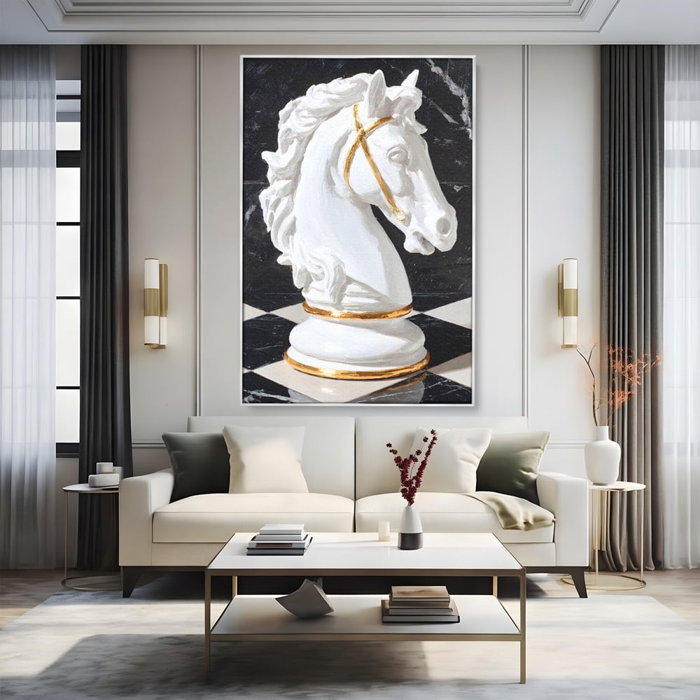 Tablou canvas cu tablou canvas cu cal de sah, in rama de aluminiu argintiu, pe perete intr-un living
